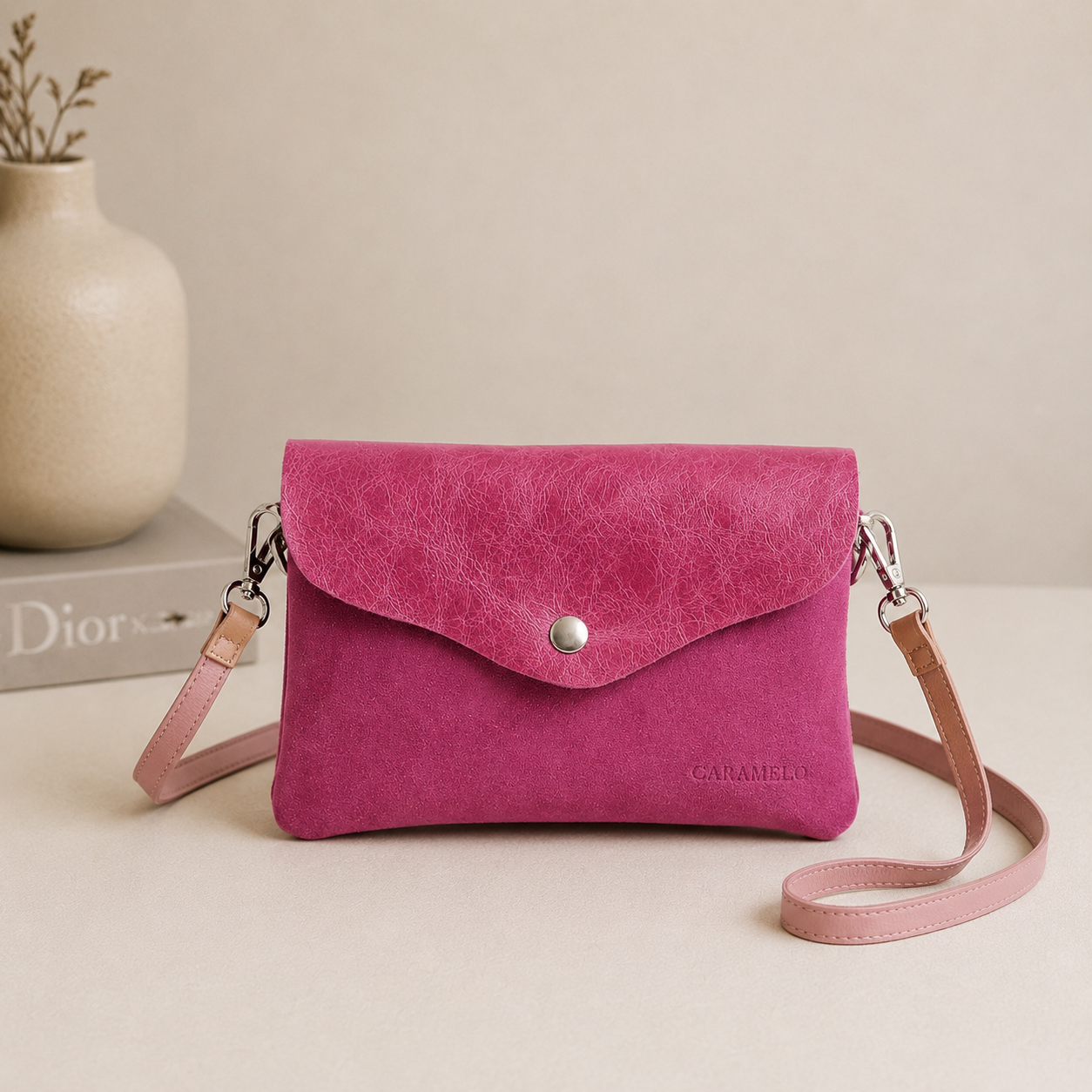 Bolso de piel fucsia