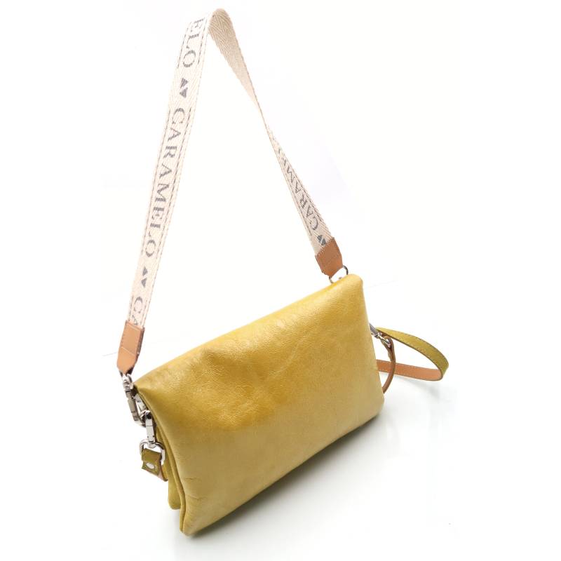 Bolso de cuero amarillo