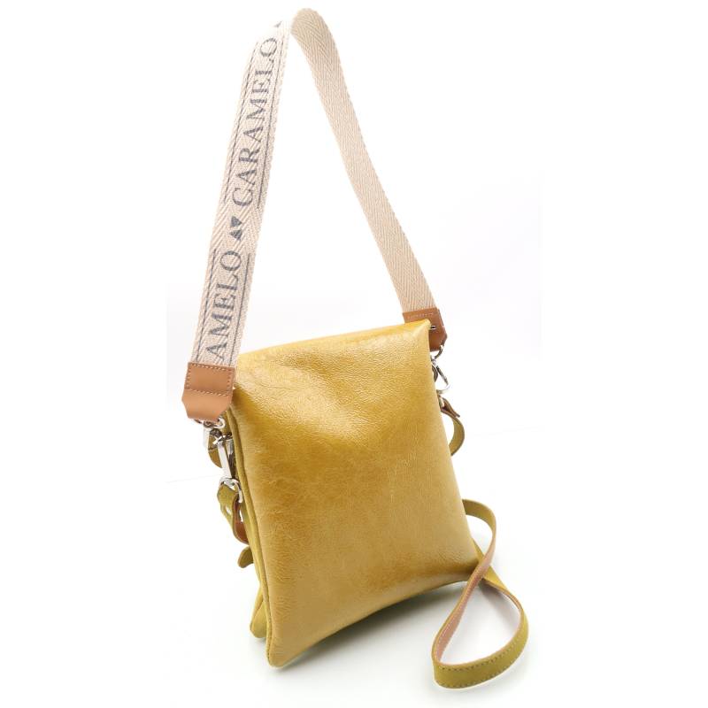 cartera de cuero amarilla