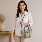 Bolso de mano azul con tachuelas