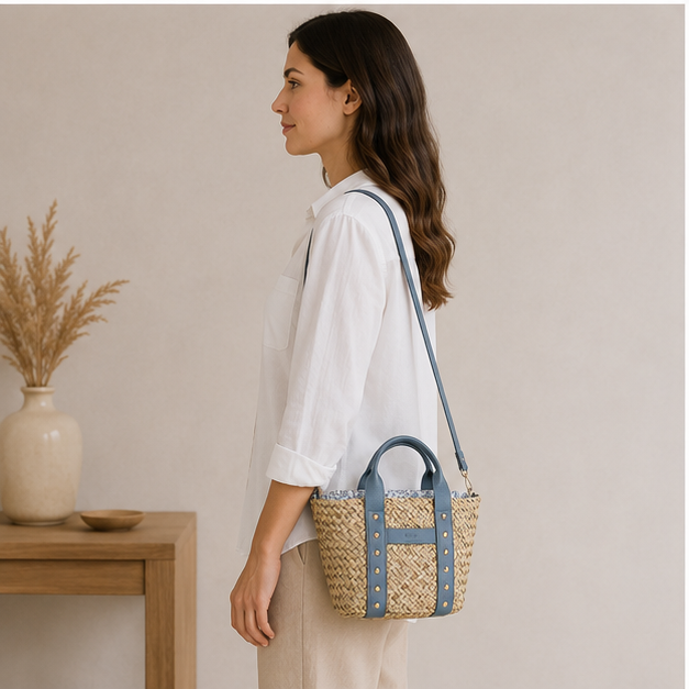 Bolso de mano azul con tachuelas