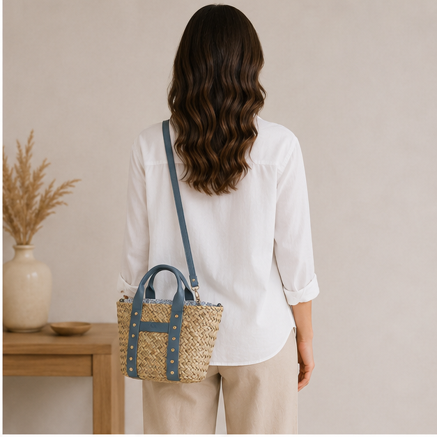 Bolso de mano azul con tachuelas