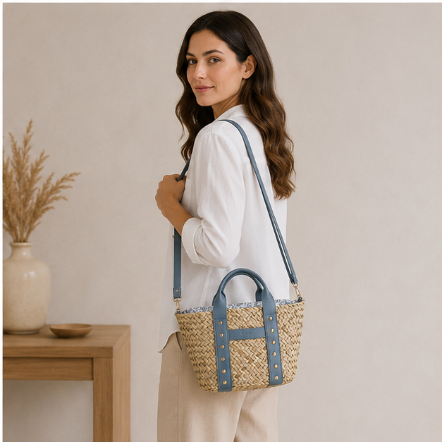 Bolso de mano azul con tachuelas