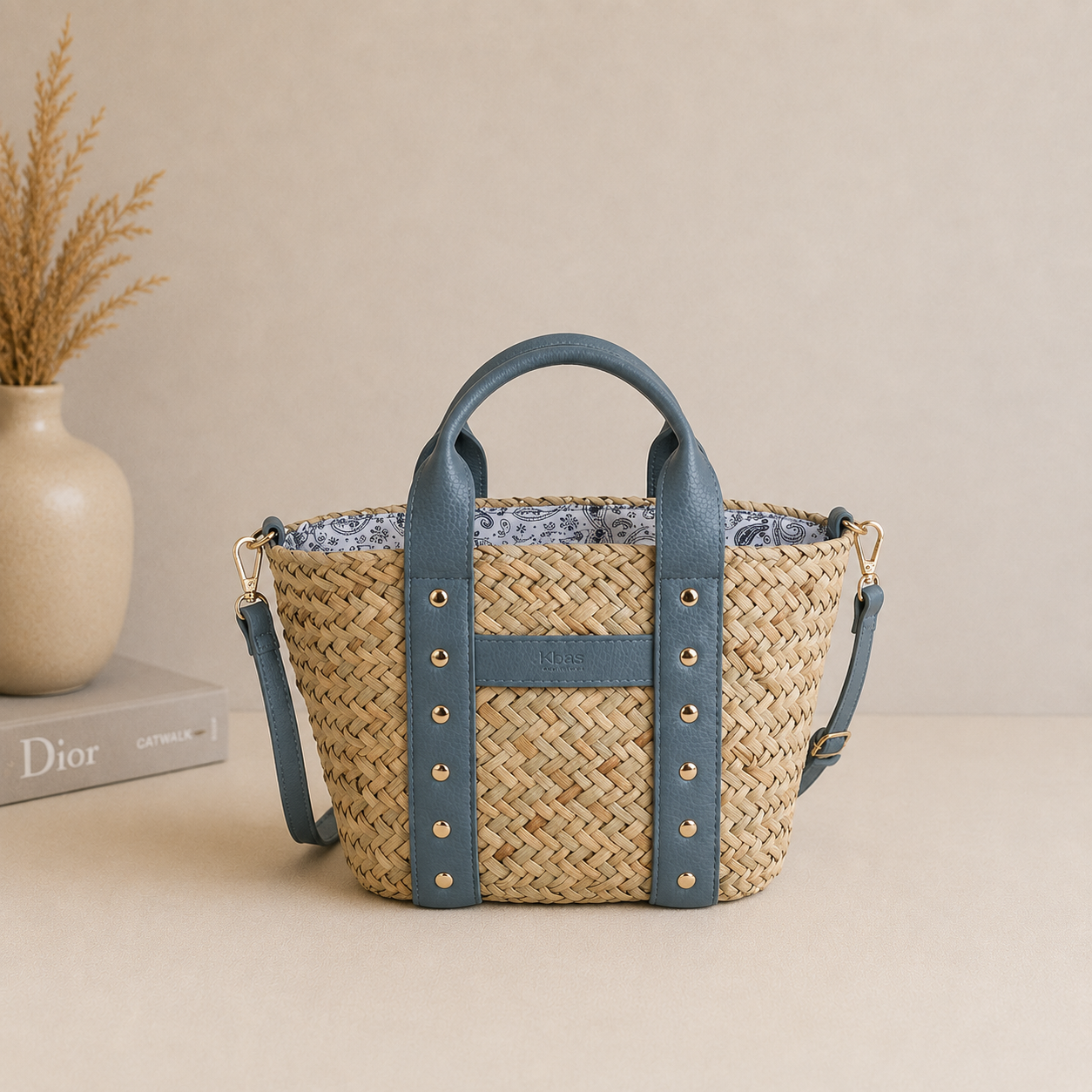 Bolso de mano azul con tachuelas