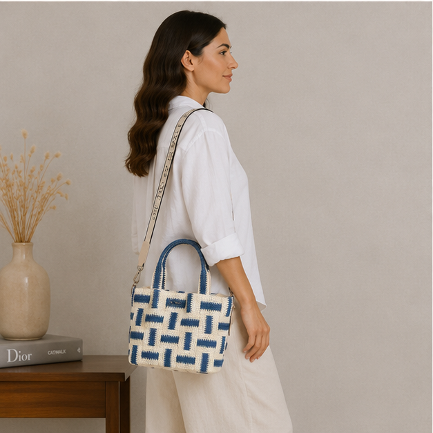 Bolso de hombro azul y natural