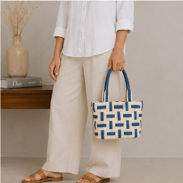 Bolso de hombro azul y natural