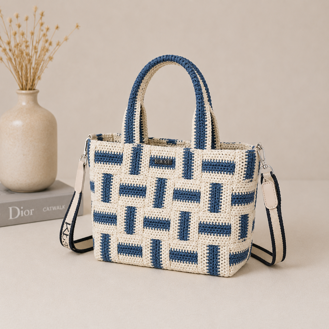 Bolso de hombro azul y natural