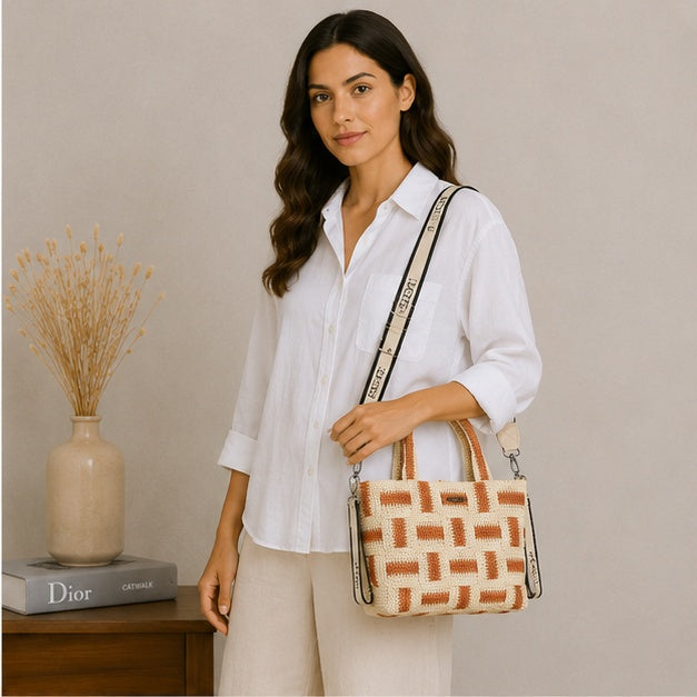 Bolso de hombro beige y natural