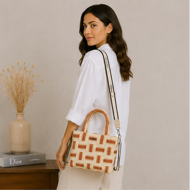 Bolso de hombro beige y natural
