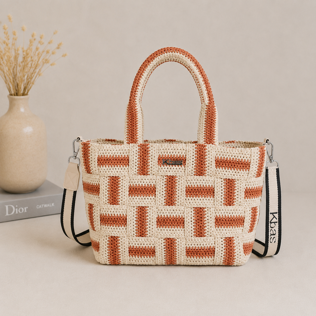 Bolso de hombro beige y natural