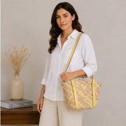 Bolso de hombro amarillo con bolsa de cordón