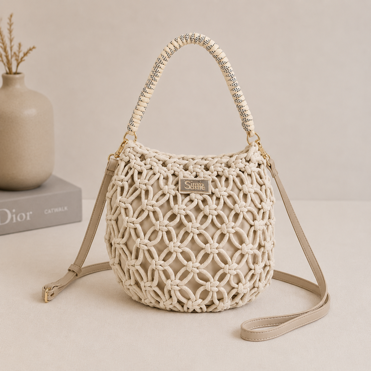 Bolso alargado con cordón color beige