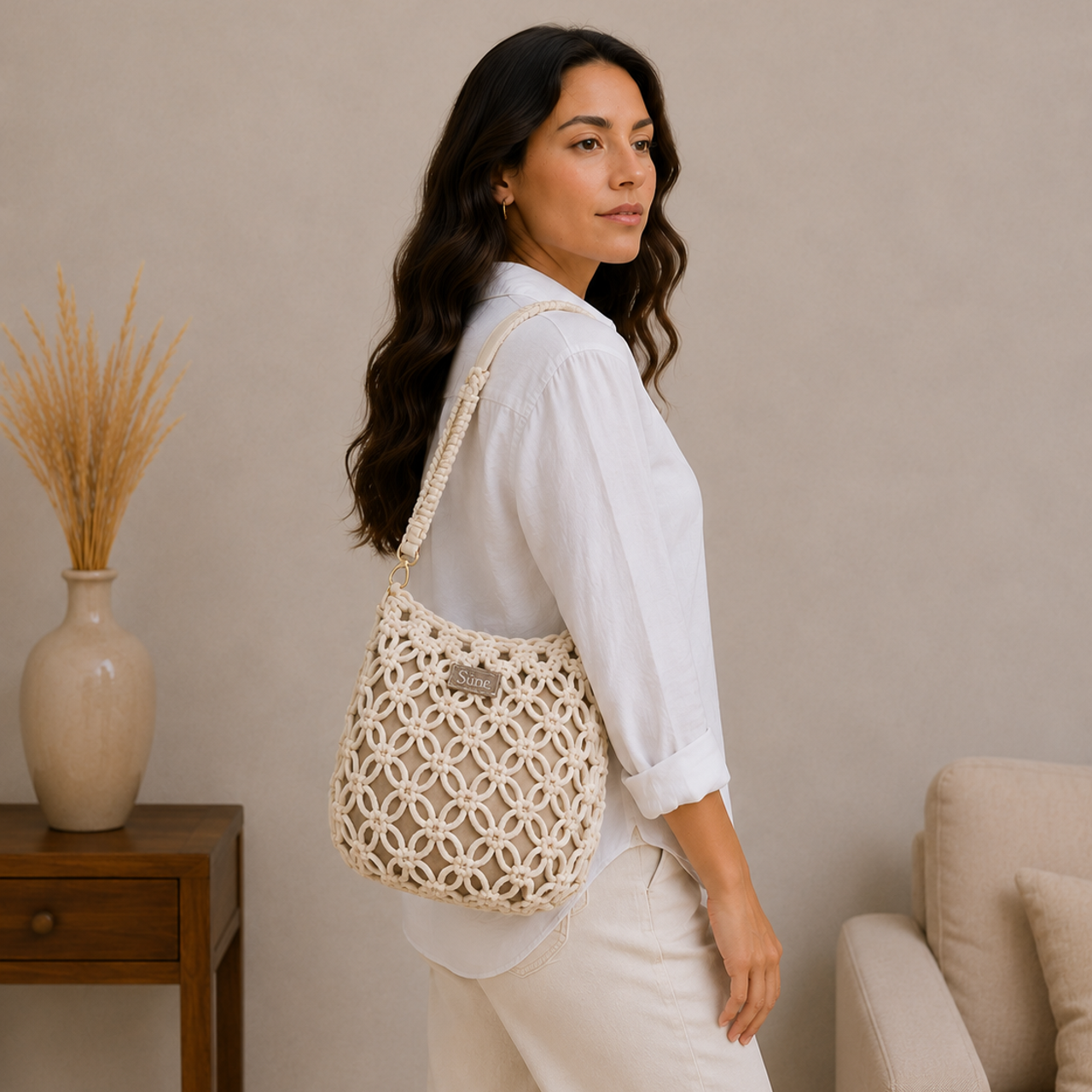 Bolso alargado con cordón color beige