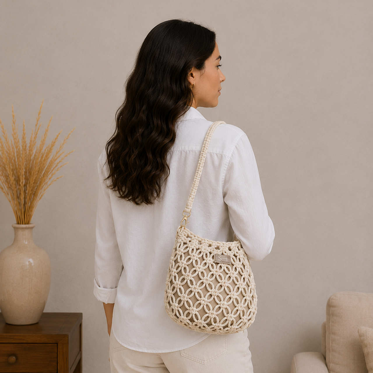Bolso alargado con cordón color beige