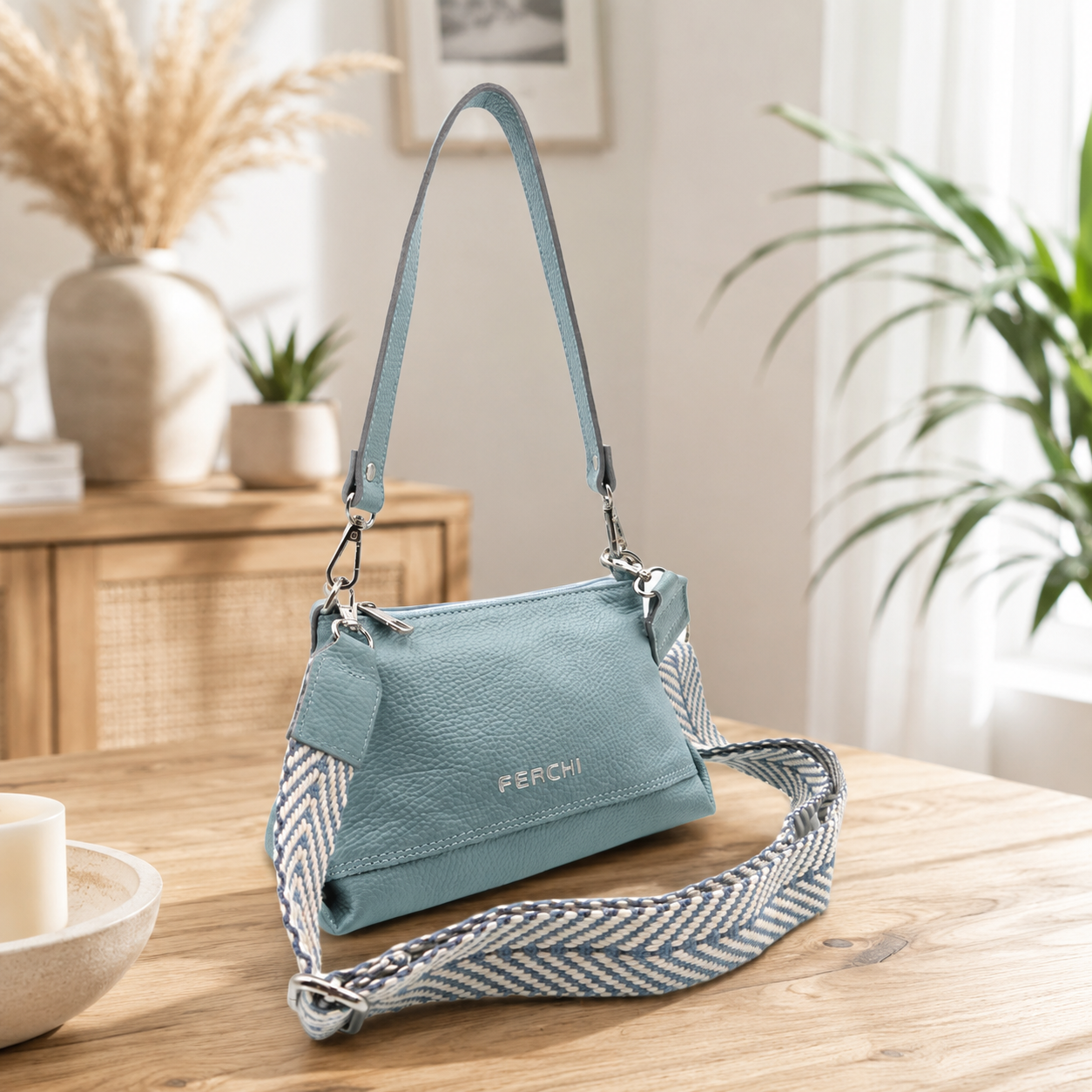 Bolso de piel color turquesa